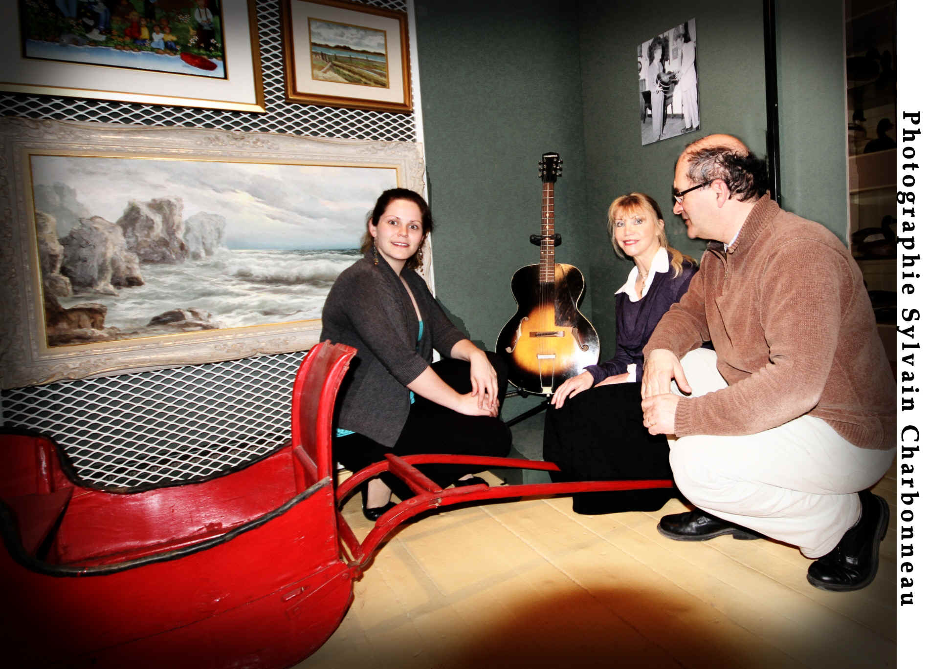 Premire guitare Cromwell de Flix Leclerc. Daniel Bissonnette, directeur du Muse de Vaudreuil-Soulanges racontant  Mlanie Meloche-Holubowski, journaliste et Huguette Brun, artiste peintre quelques anecdotes autour de ce personnage qui a habit la rgion de 1945  1966. 